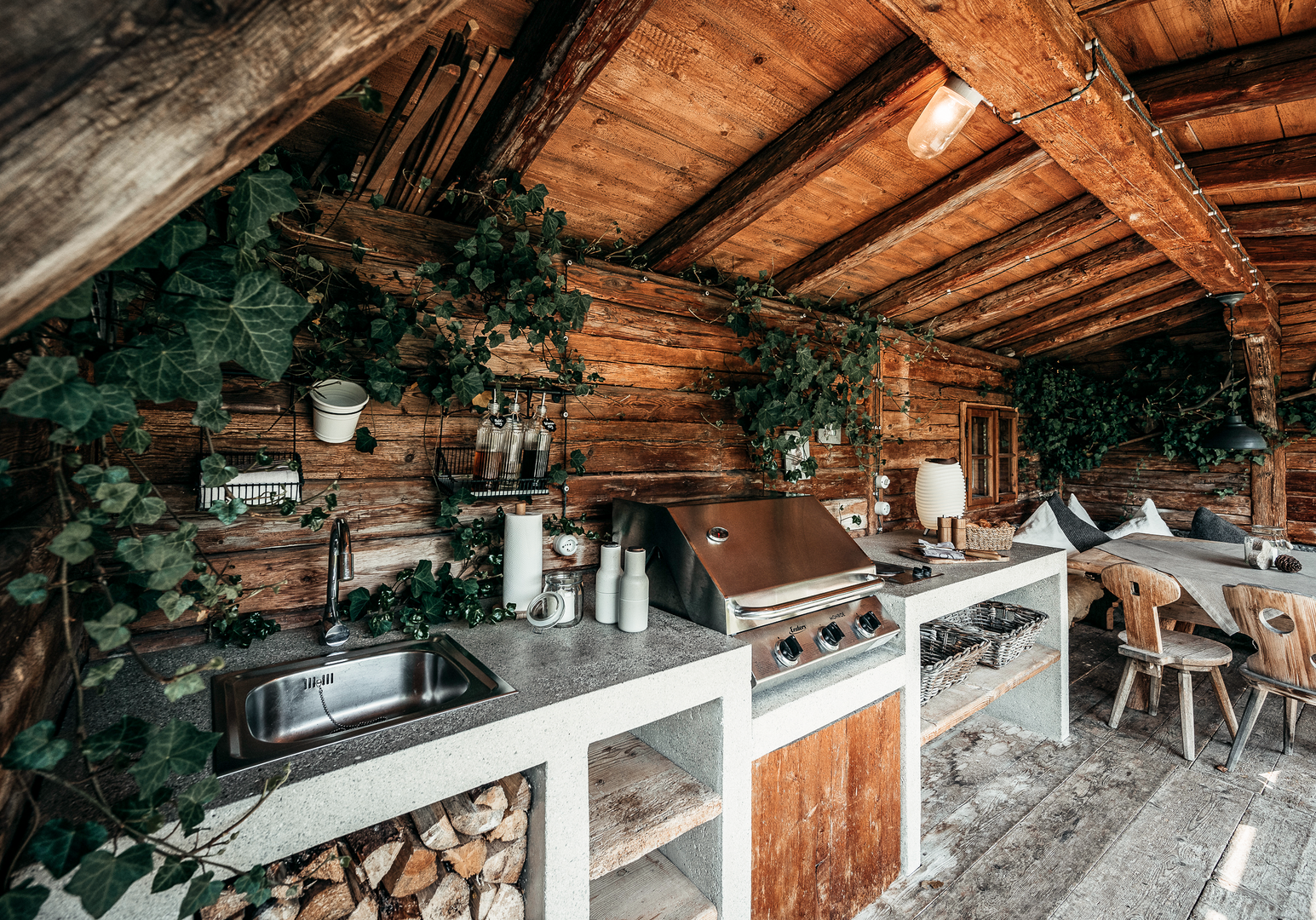 Gemütlicher Restaurant- und Grillbereich mit Holzbalkendecke und rustikalem Ambiente.