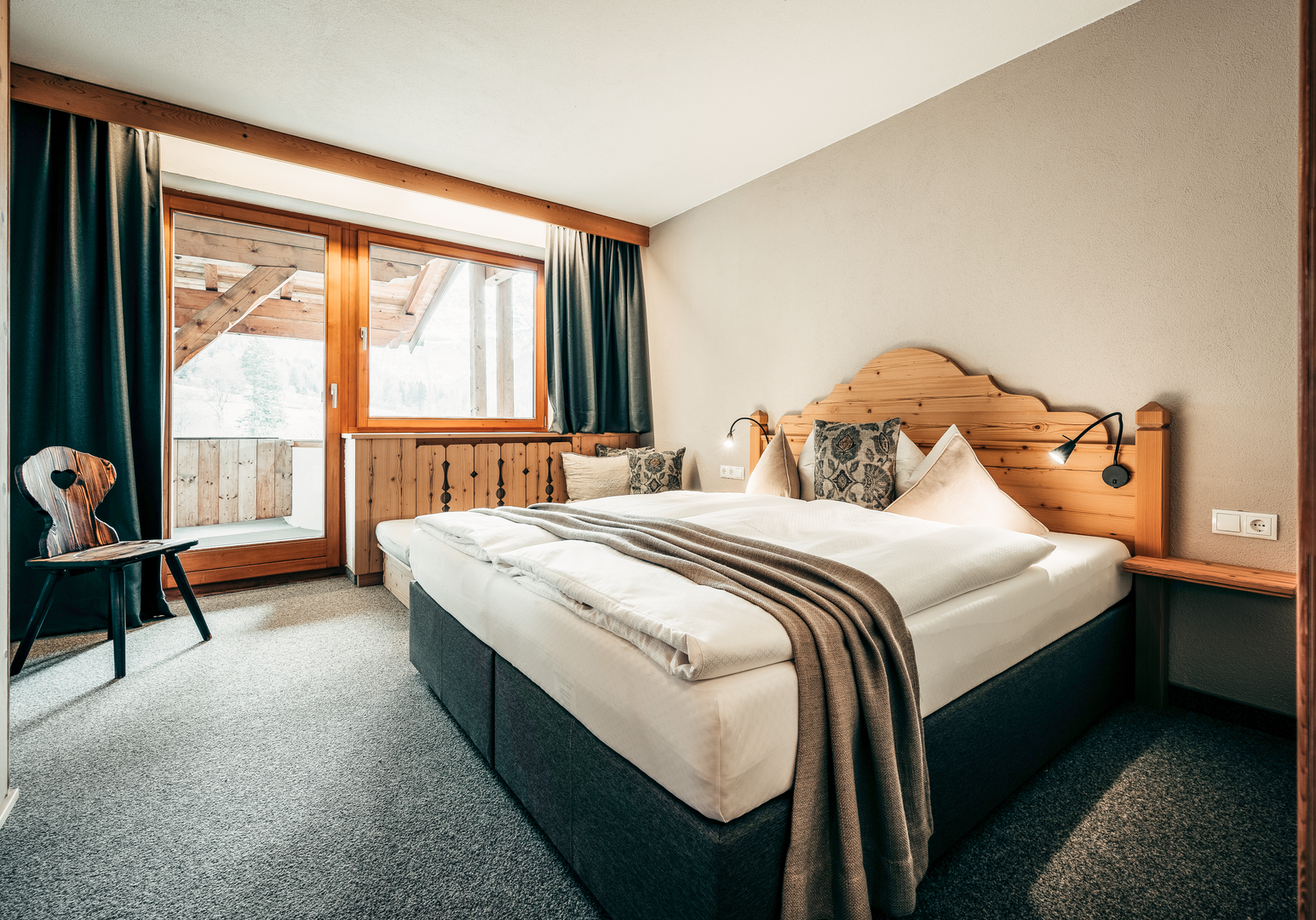 Schlafzimmer mit Doppelbett und Balkonzugang