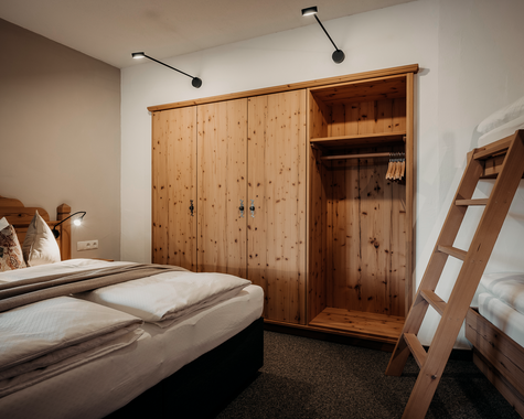 Schlafzimmer mit Etagenbett und Kleiderschrank