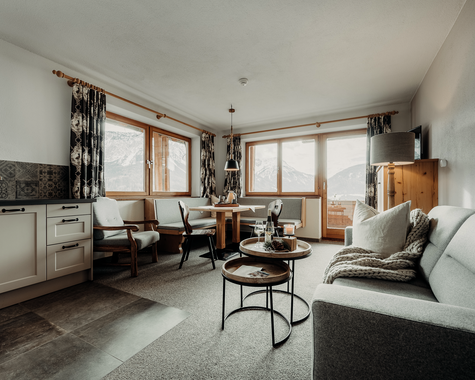 Wohnbereich mit Sofa und Küchenzeile