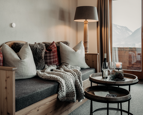Sitzbereich mit Sofa und Couchtisch