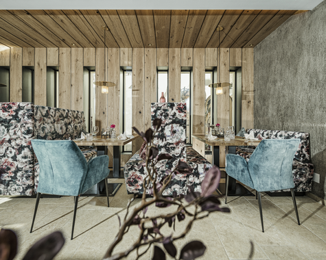 Restaurant eines Hotels mit Sitzbänken 