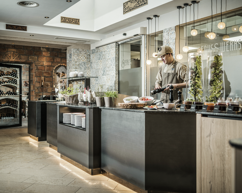 Modern gestalteter Restaurant- und Buffetbereich mit Selbstbedienungstheke.