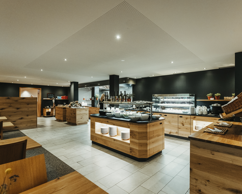 Modern gestalteter Buffet- und Restaurantbereich mit Selbstbedienungstheke.
