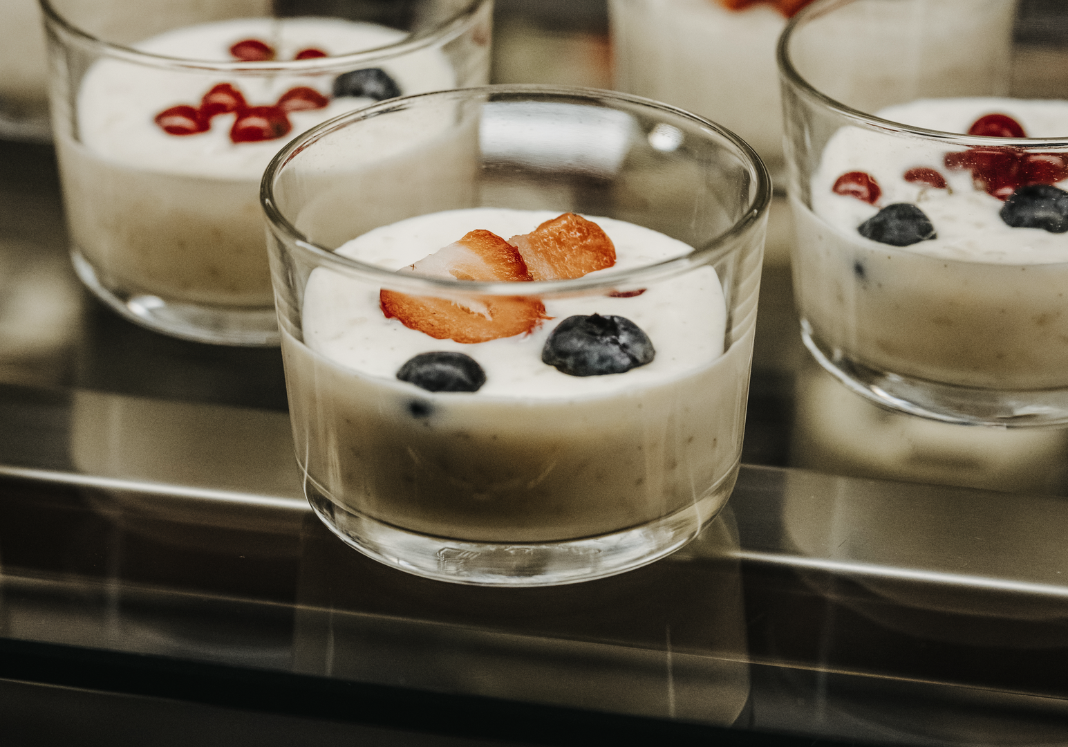 Auswahl an Desserts und Süßspeisen in einer Vitrine.