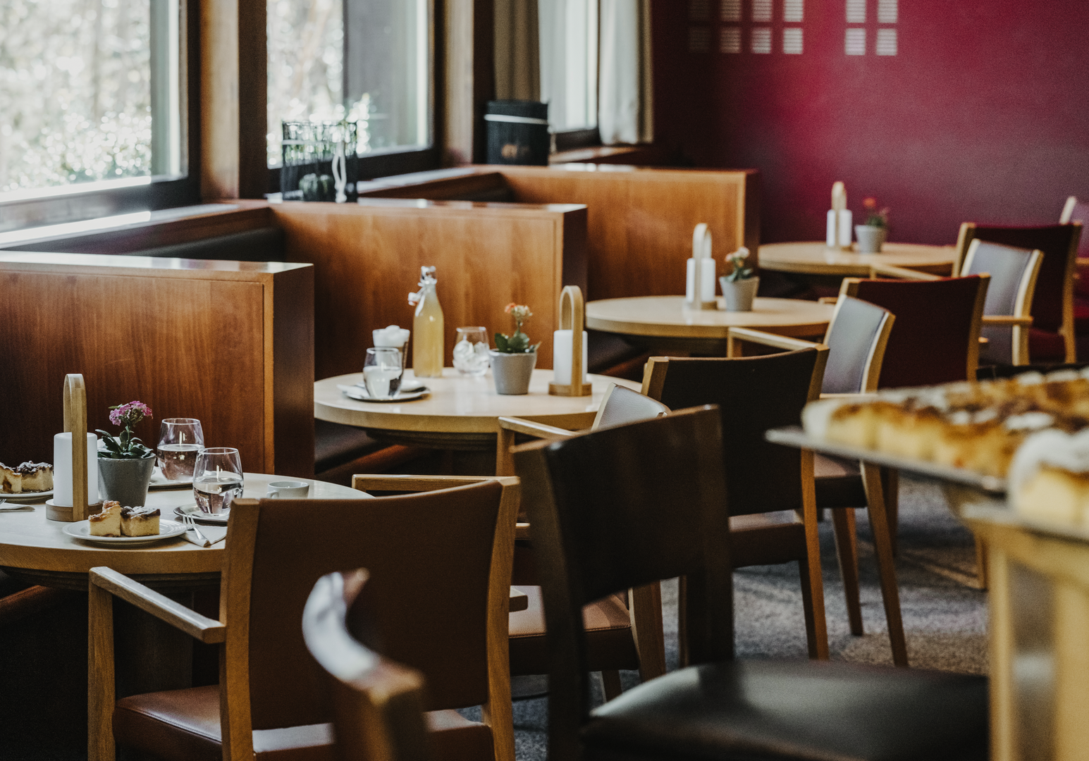 Gemütlicher Restaurantbereich mit gedeckten Tischen und Sitzgelegenheiten.