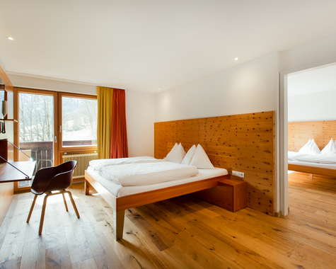 Zwei getrennte Schlafbereiche mit einem Balkon und mit je einem Doppelbett