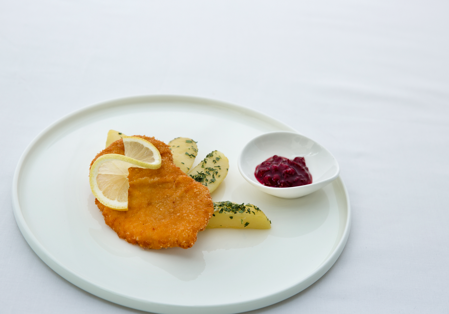 Schnitzel mit Kartoffeln auf einem Teller serviert 