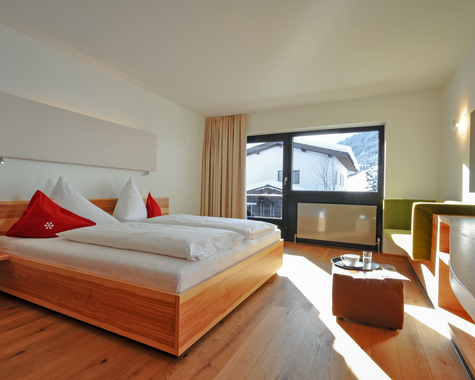 Doppelbett und Zugang zum Balkon