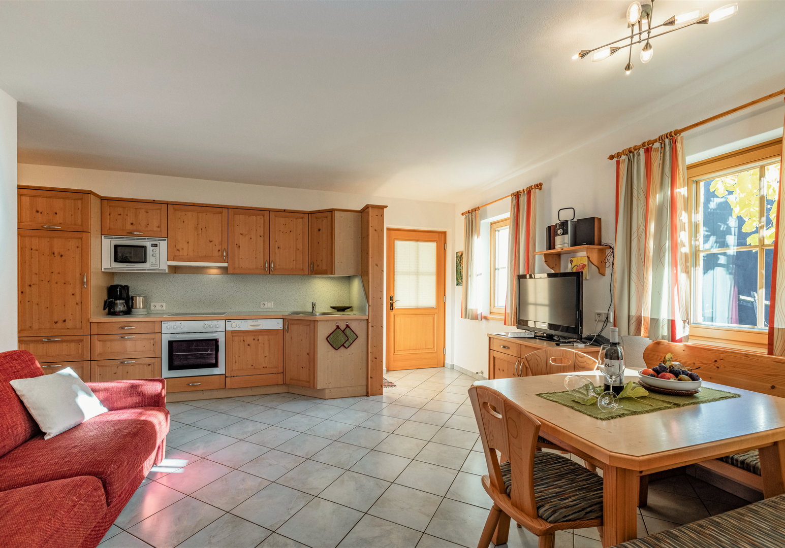 Großzügige Küche mit Sofa, Küchenzeile und Essbereich
