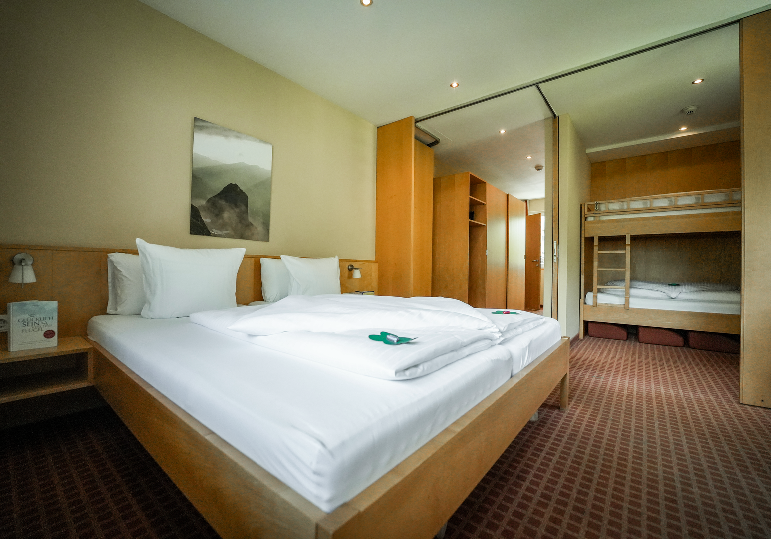 Schlafzimmer mit Doppelbett und Stockbett