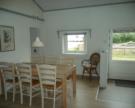 Essbereich mit Tisch und Blick nach draußen