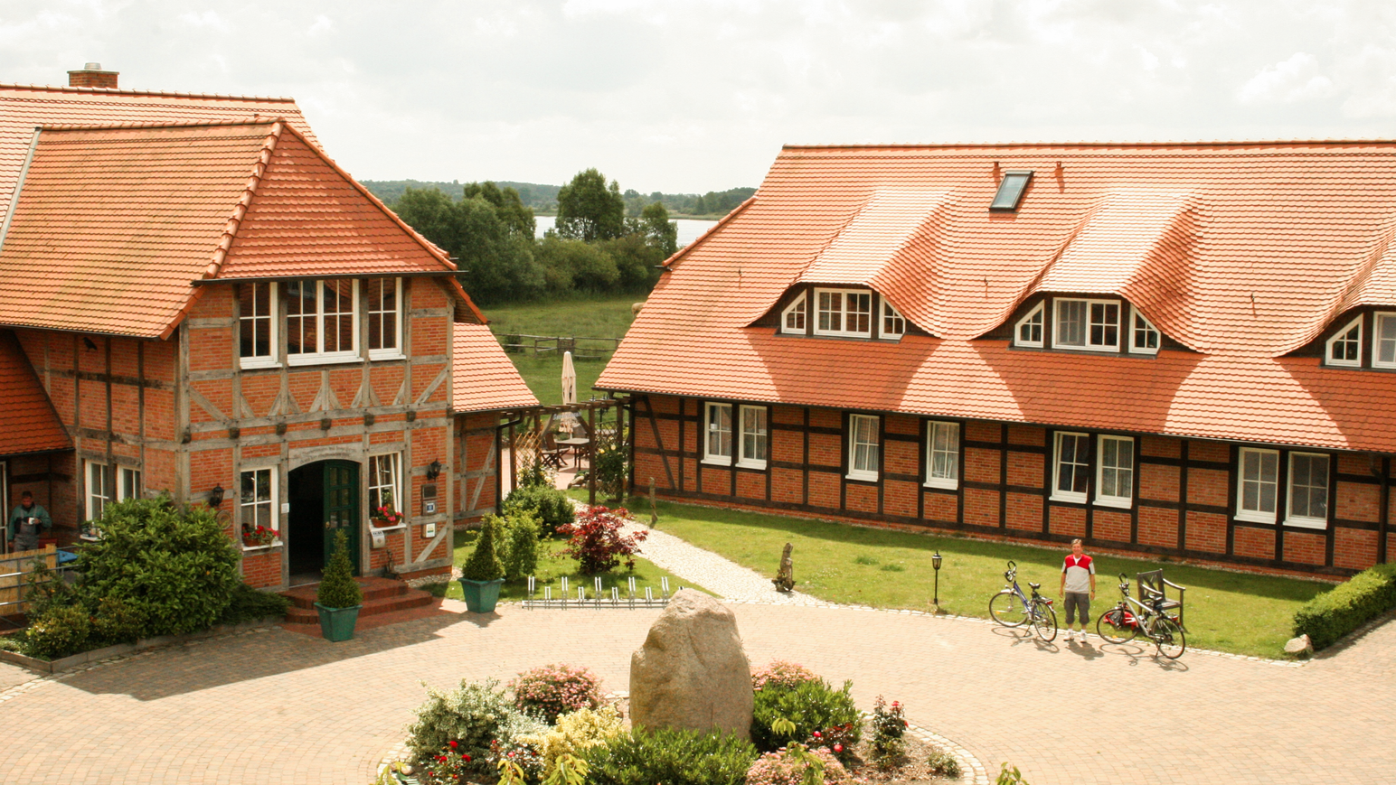 Innenhof mit Fachwerkhäusern und gepflegter Gartenanlage