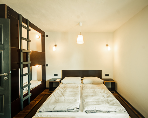 Schlafbereich mit Doppelbett und Alkoven