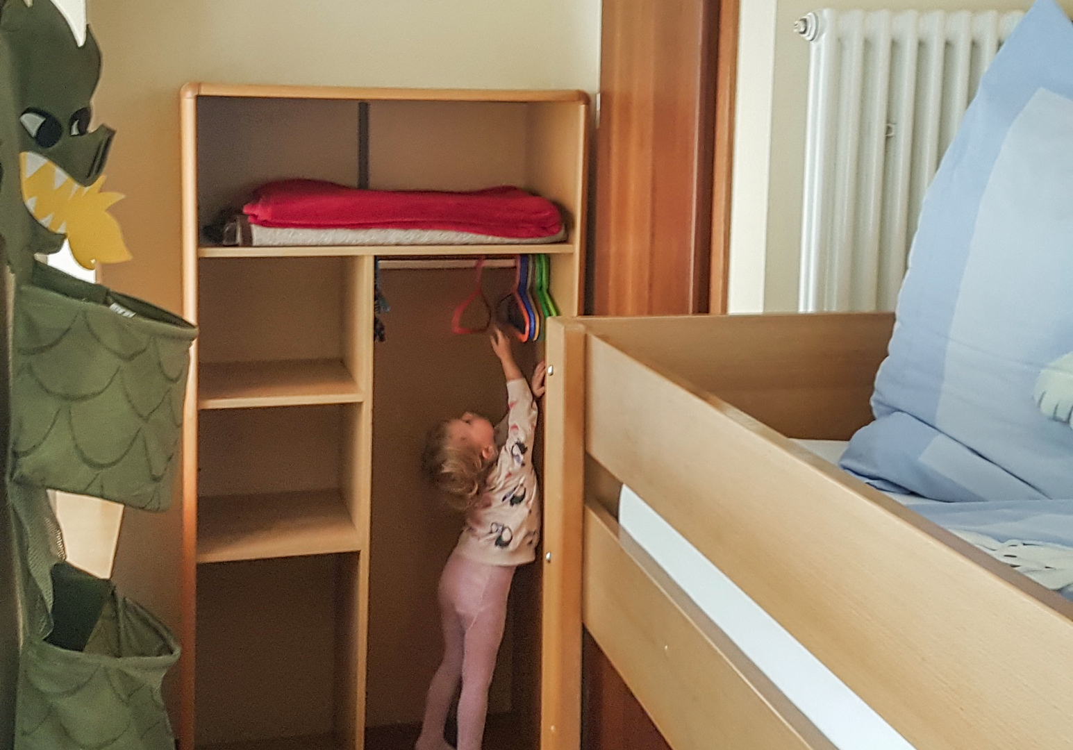 Etagenbett mit weißer Bettwäsche in kleinem Zimmer