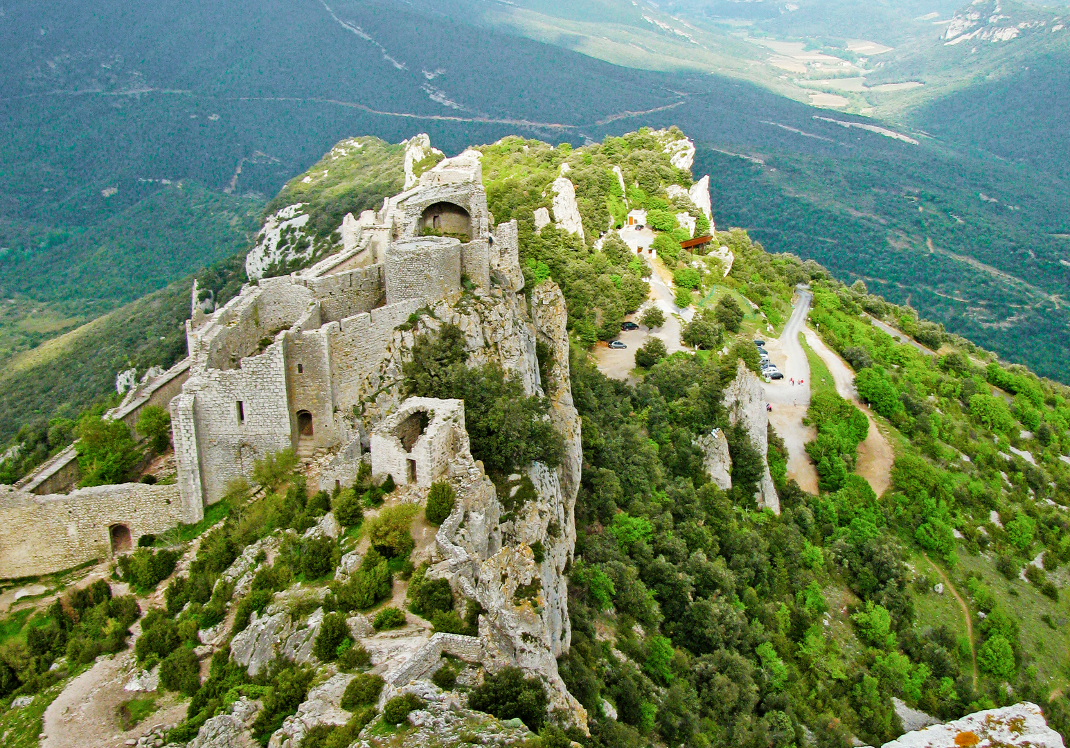 Berglandschaft mit Felsen und Blick über grüne Täler in weiter Ferne
