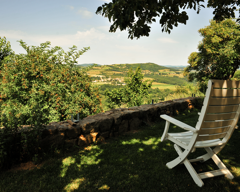 Liegestuhl im Garten mit Blick auf eine weite Landschaft