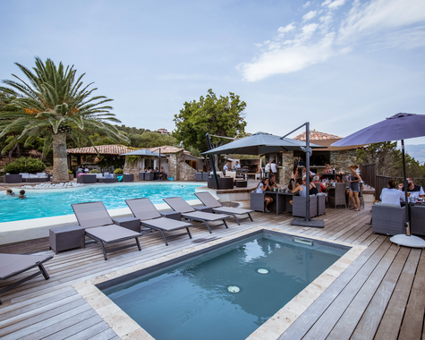Sonnige Poolterrasse mit Liegen und Whirlpools im Außenbereich
