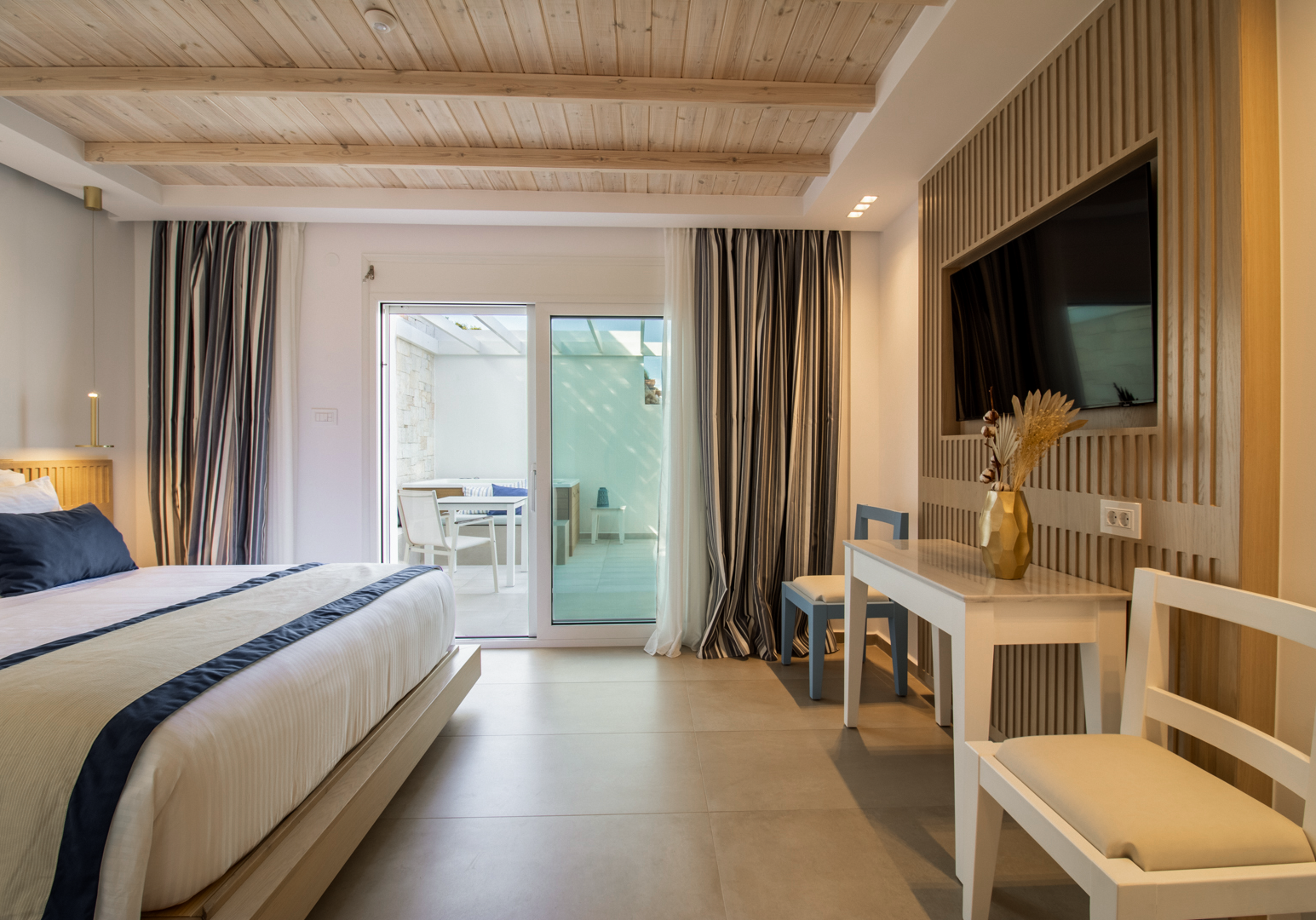Schlafzimmer mit Doppelbett, TV und Balkonzugang