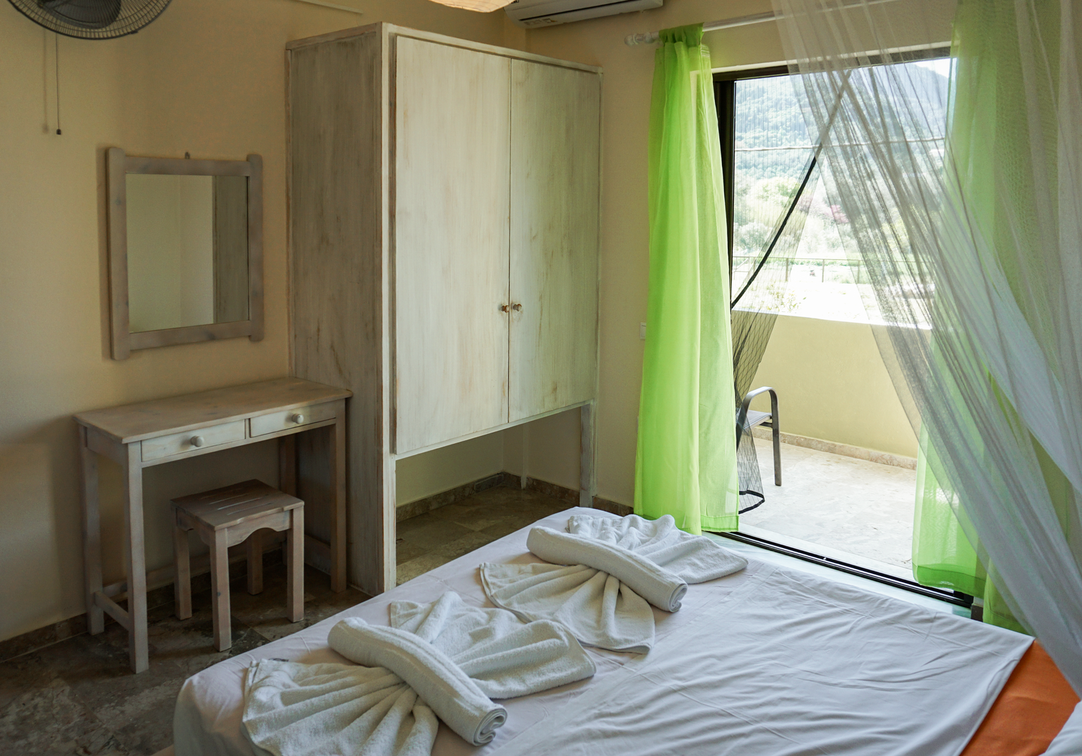 Schlafzimmer mit Doppelbett und Balkonzugang