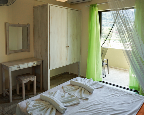 Schlafzimmer mit Doppelbett und Balkonzugang