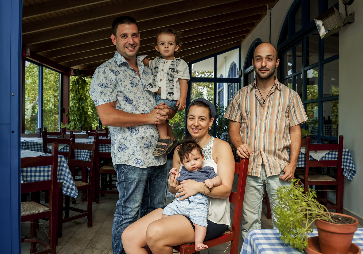 Fröhliche Familie posiert gemeinsam in gemütlichem Restaurant