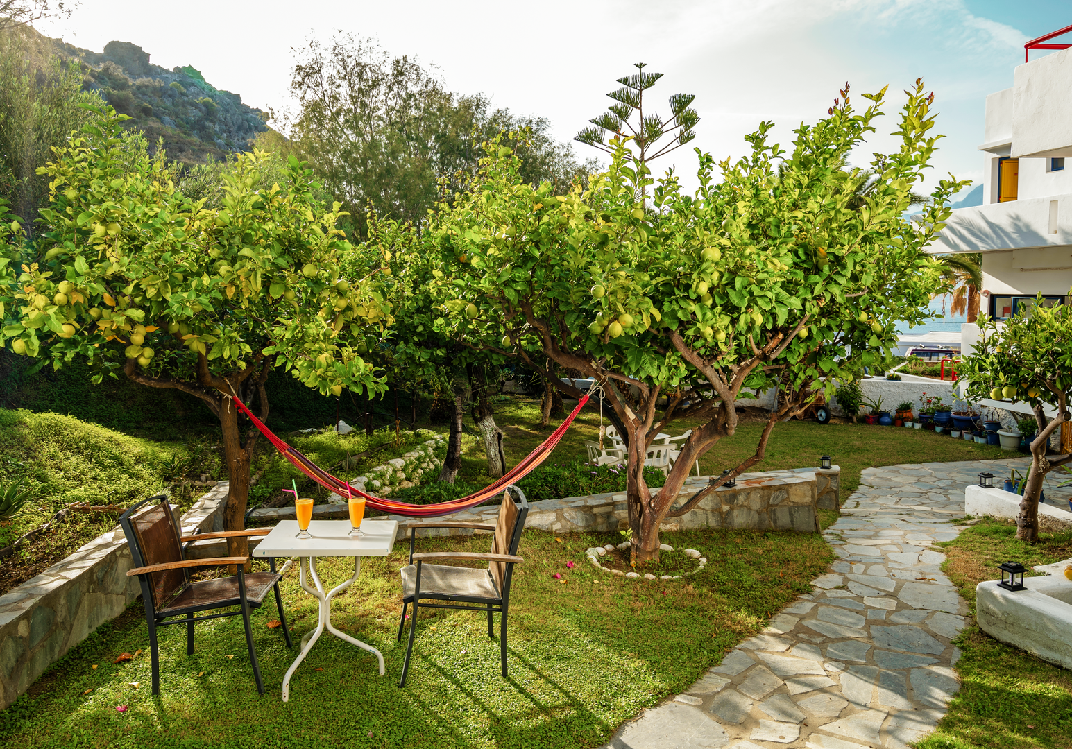 Hängematte im grünen Garten einer mediterranen Ferienanlage
