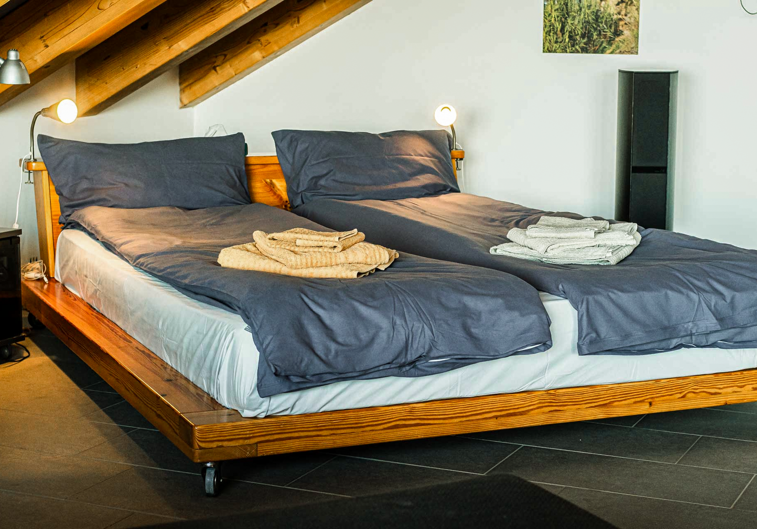 Schlafzimmer mit Doppelbett und Beleuchtung
