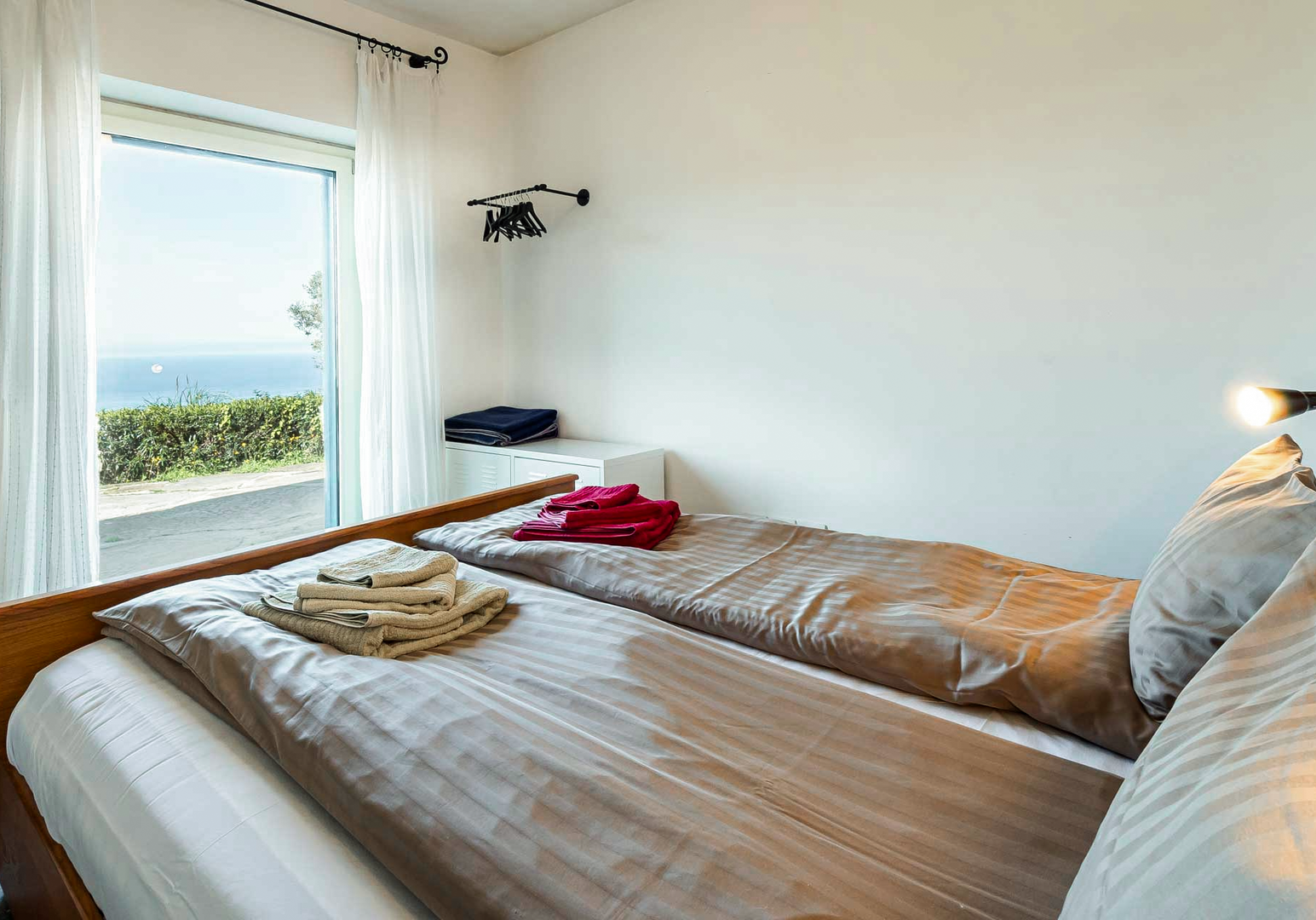 Schlafzimmer mit Doppelbett und Fenster