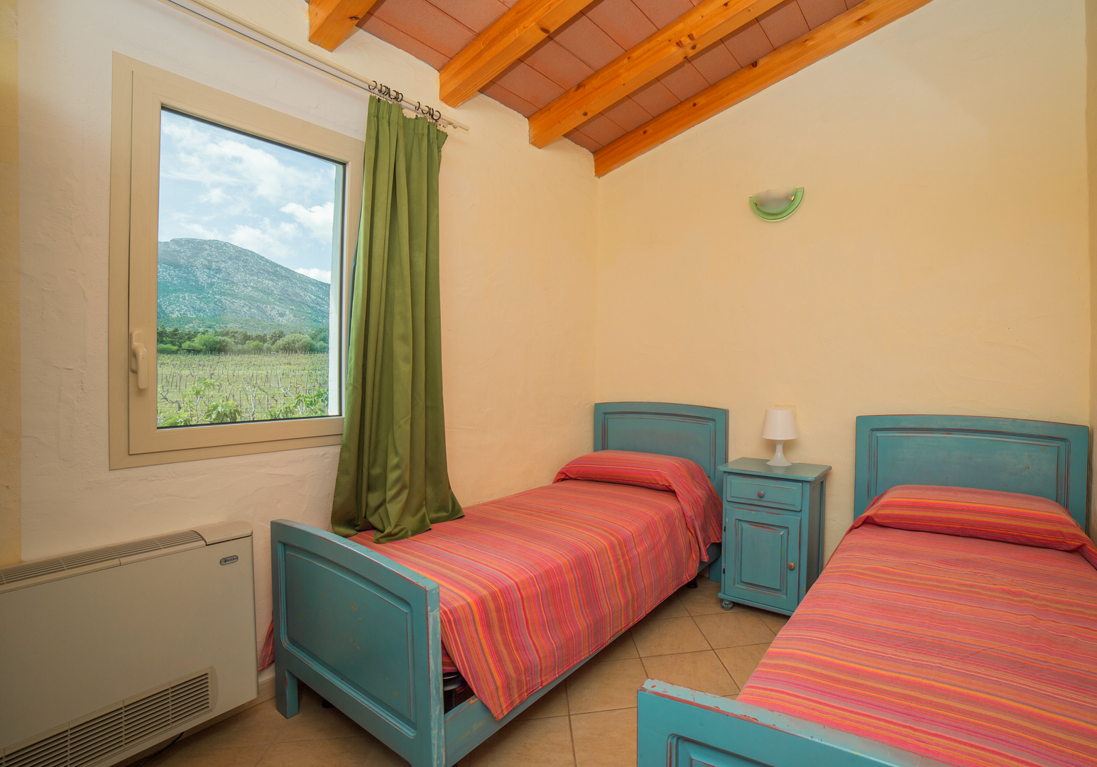 Schlafzimmer mit zwei Einzelbetten und Blick nach draußen