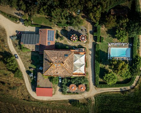 Drohnenaufnahme eines Hauses mit Garten und Pool von oben