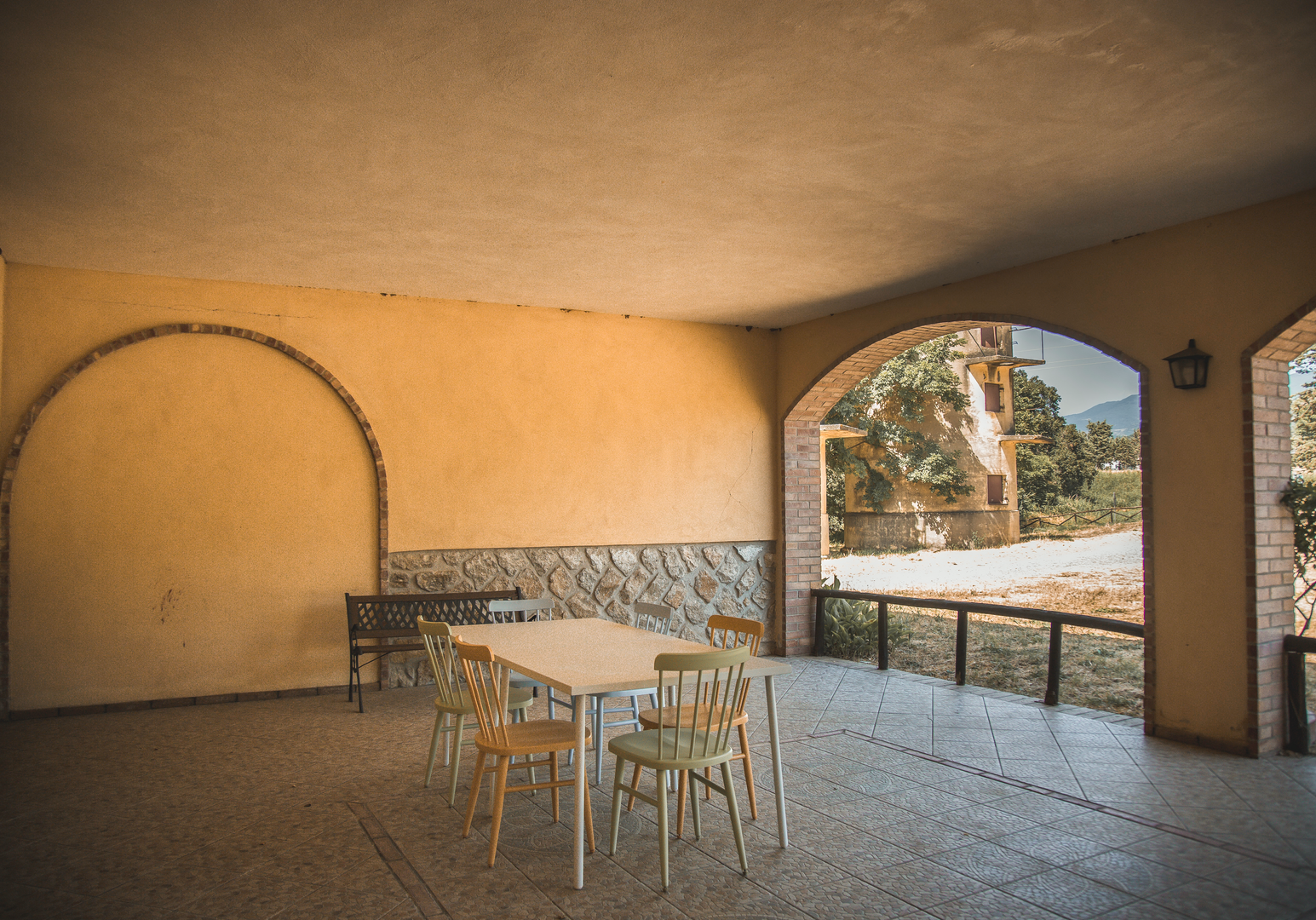 Überdachte Terrasse mit Esstisch und Rundbogen