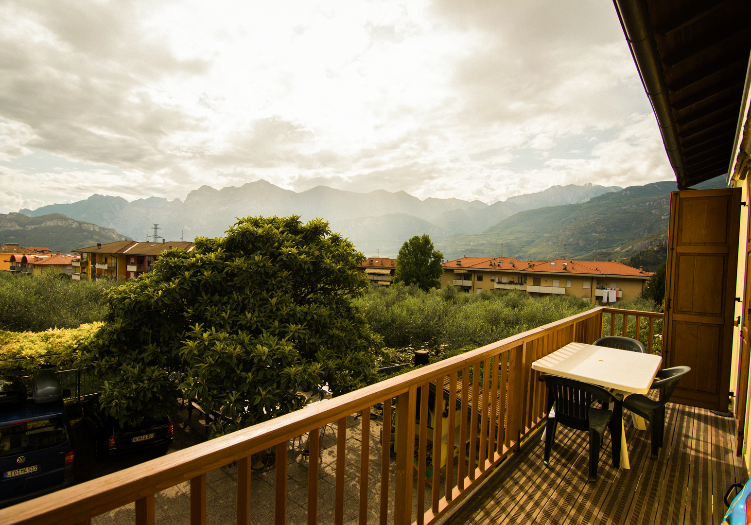 Balkon einer Unterkunft mit Blick auf Berge und Tal.