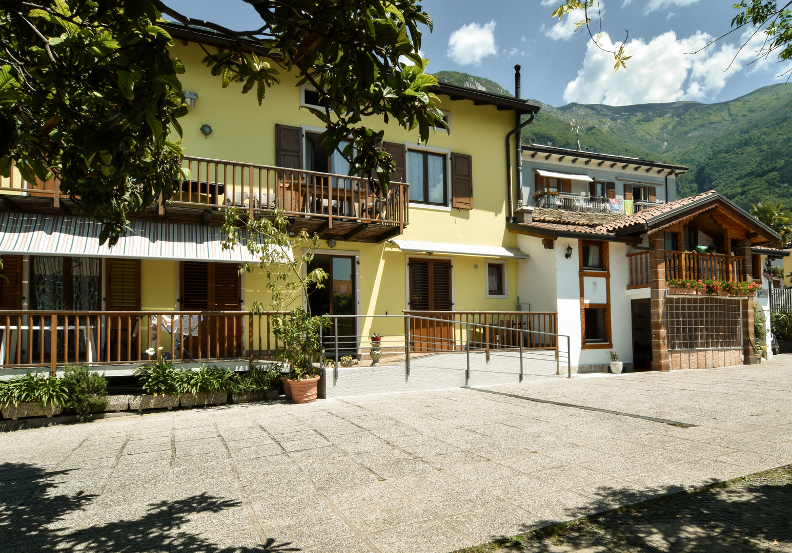Unterkunft mit Terrasse vor einer Berglandschaft.