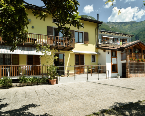 Unterkunft mit Terrasse vor einer Berglandschaft.