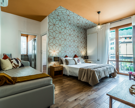 Schlafbereich mit Doppelbett und Sofa