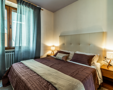 Schlafzimmer mit Doppelbett und Nachttischen