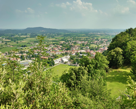 Panoramablick über eine Stadt in einem alpinen Tal.