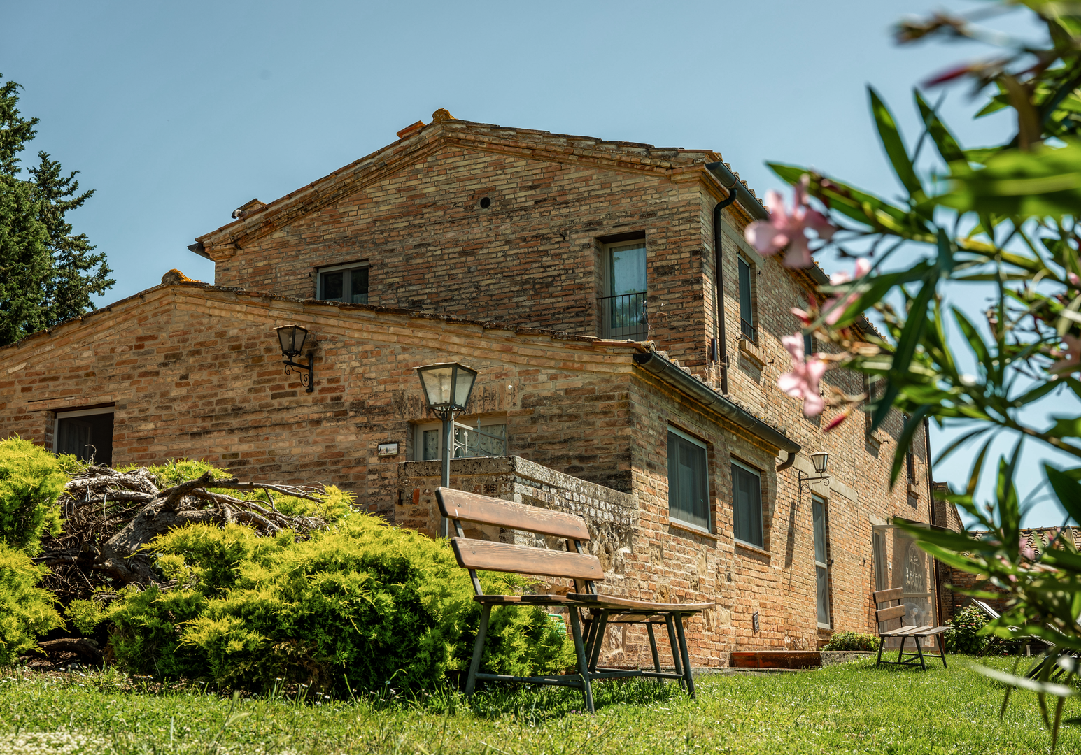 Restauriertes Landhaus aus Naturstein, umgeben von Garten und mediterranen Pflanzen.