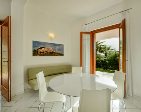 Essbereich mit Tisch und offenem Zugang zur Terrasse