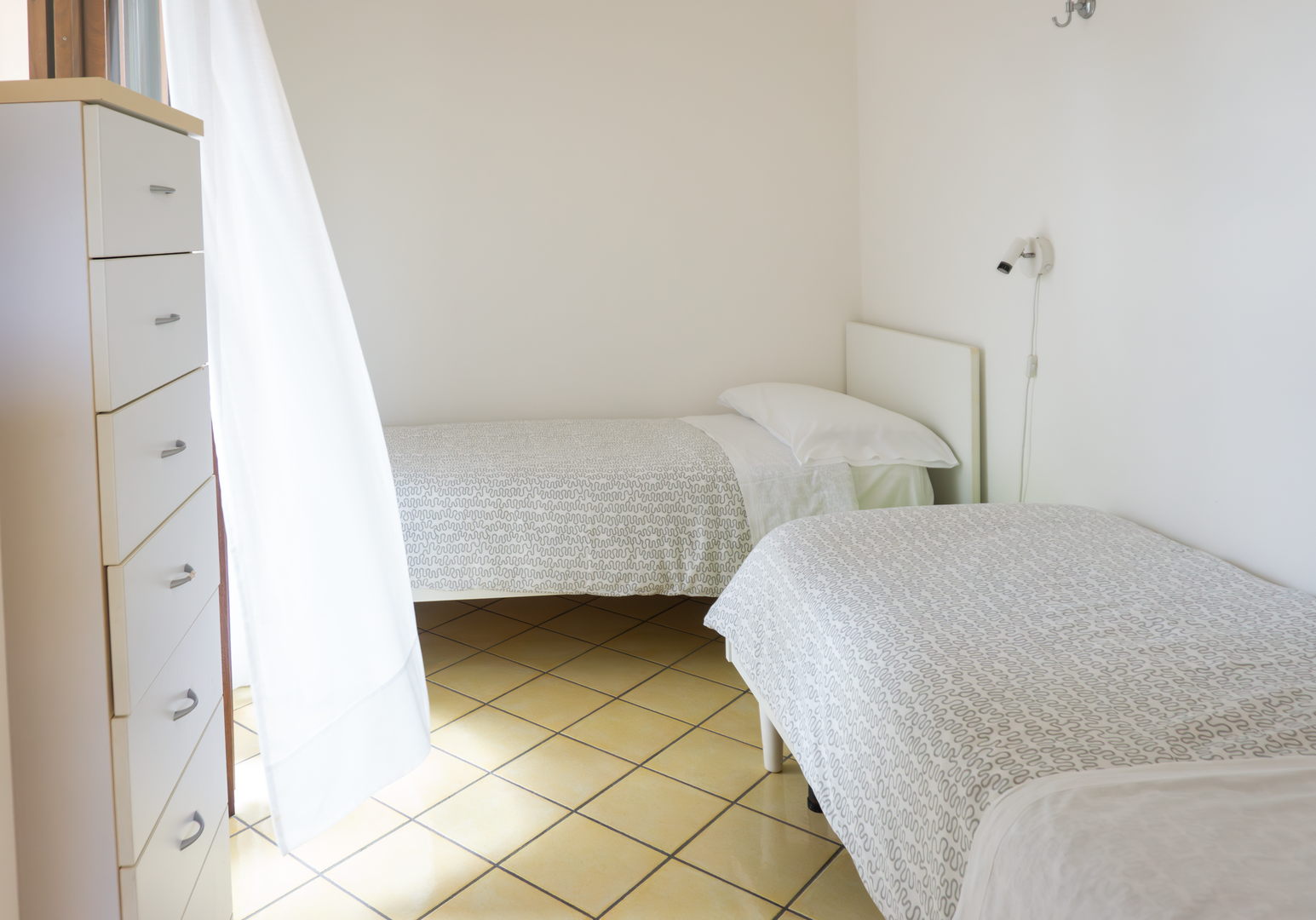 Kleines Schlafzimmer mit Einzelbett und Schrank