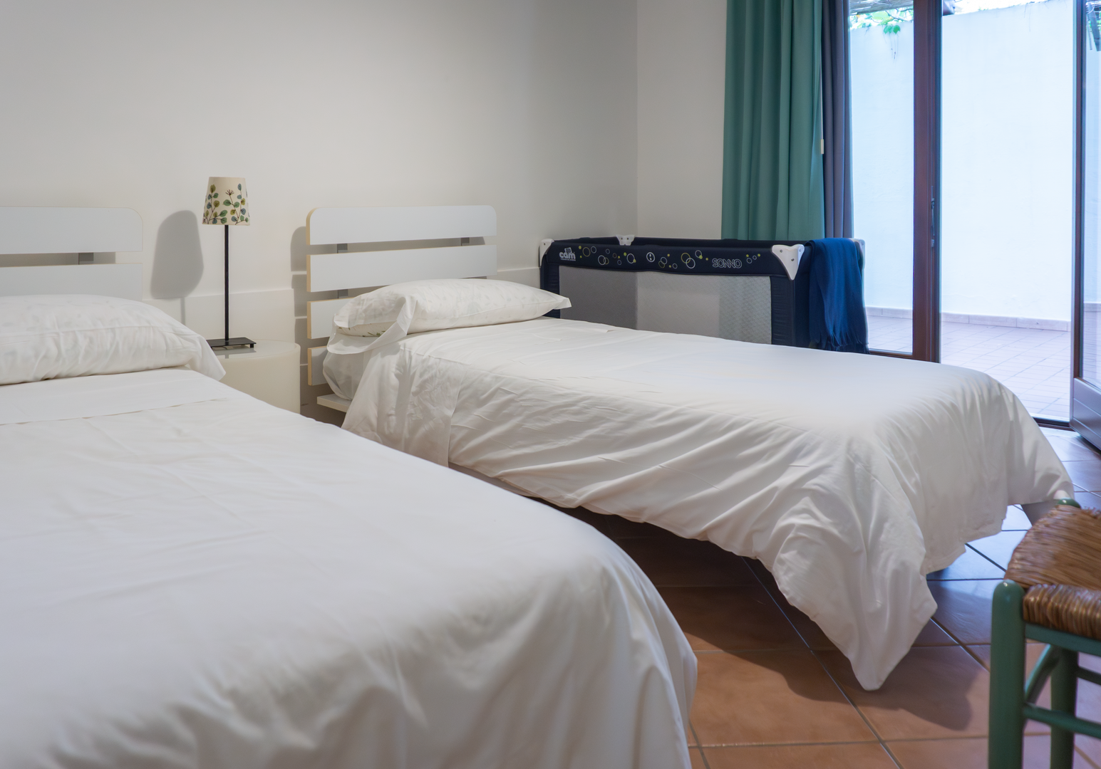 Schlafzimmer mit zwei Einzelbetten
