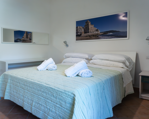 Schlafzimmer mit Doppelbett und Wandbild