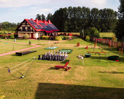 Große Spiel- und Gartenanlage des Familienhotels aus der Vogelperspektive.