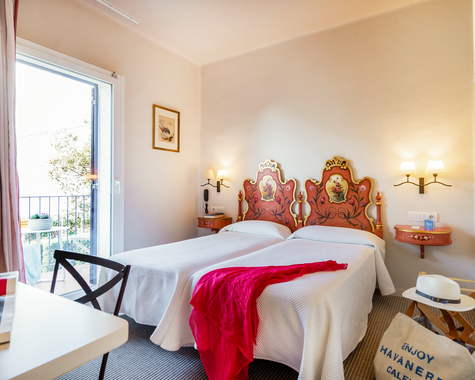 Doppelzimmer mit zwei Einzelbetten und Zugang zum Balkon