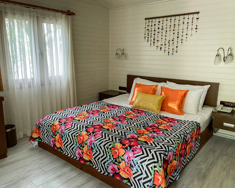 Schlafzimmer in der Garten-Lodge im Aida Hotel