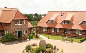 Direkt am Müritzsee liegt das malerische Landhotel mit Reitstall.