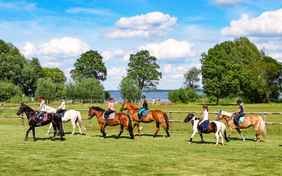 Im Reitstall des Hotels können Kinder und Eltern verschiedene Reitpakete, Unterrichtsstunden und Ausflüge buchen. - Foto: Michael Martius