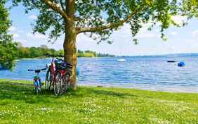 Auch für Radbegeisterte ist die Mecklenburgische Seenplatte ein Paradies. - Foto: Jürgen Fälchle / stock.adobe.com