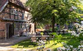 Der großzügige Außenbereich des Restaurants - Foto: Thorsten Link/Lüneburger Heide GmbH